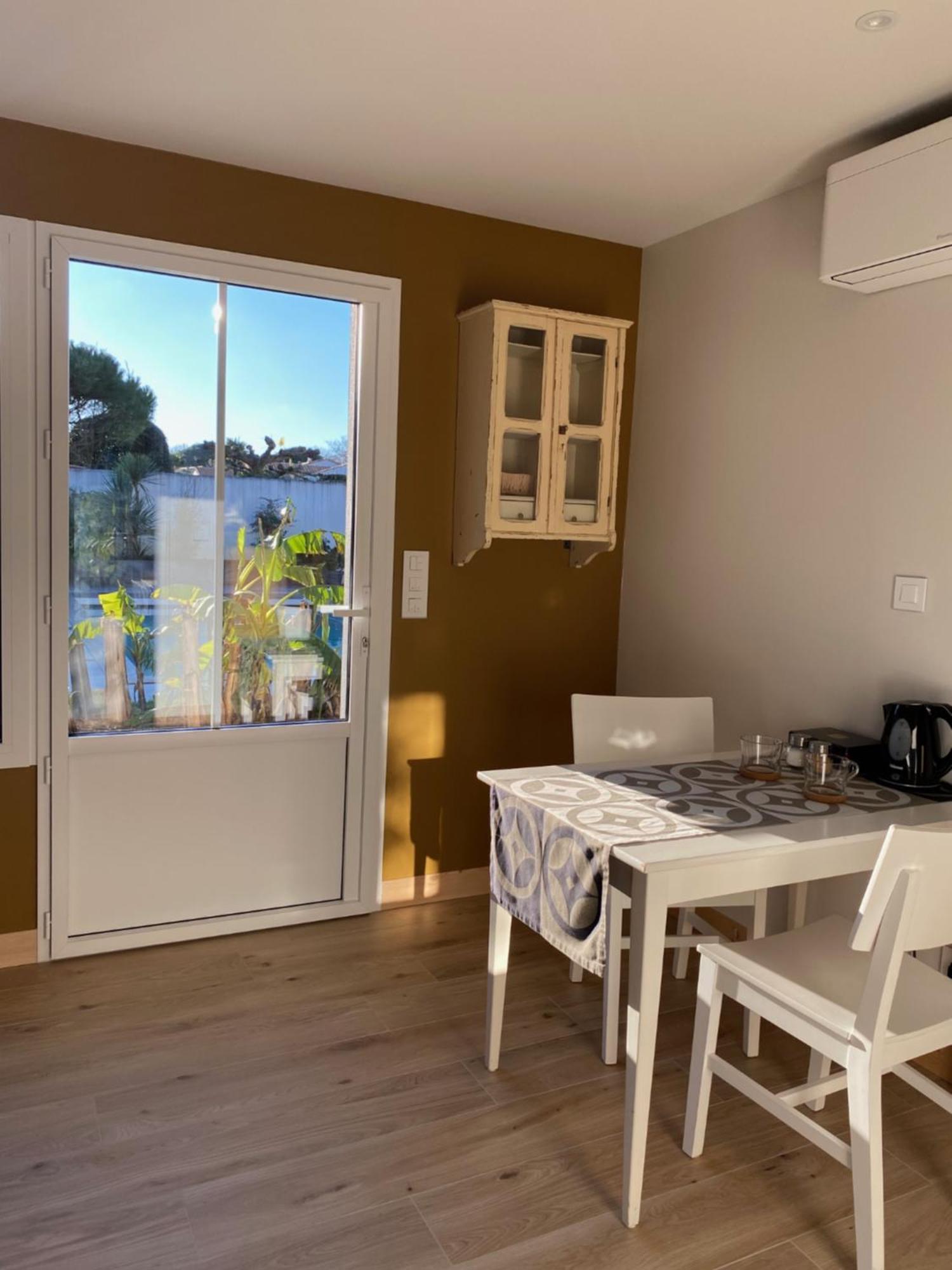 Maison M, Chambre Privee Acces Jardin Piscine Et Jacuzzi Pres De La Rochelle La Rochelle  Room photo